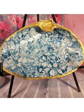 DECOUPAGE CLAM SHELL DECOUPAGE FLOWER PRINT ON A CLAM SHELL TRINKET DISH
